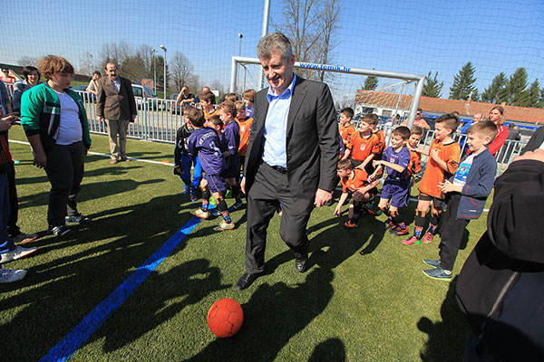 Davor Suker Je U Virovitici Otvorio Jedno Od Najljepse Uređenih Nogometnih Igralista S Umjetnom Travom U Hrvatskoj Viroviticko Podravska Zupanija